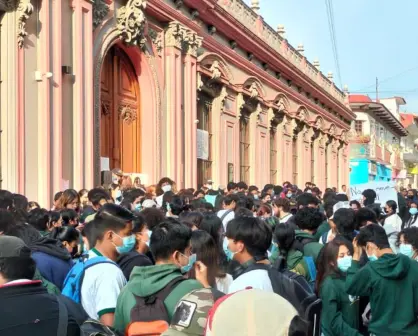 Protestan por segundo día alumnos y padres de la Preparatoria Juárez en Xapala, Veracruz