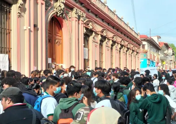 Protestan por segundo día alumnos y padres de la Preparatoria Juárez en Xapala, Veracruz