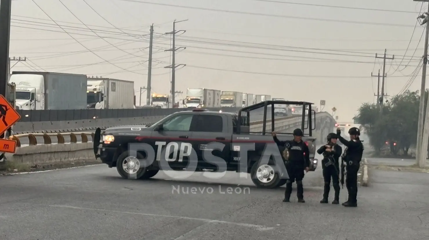 Elementos de la policía de Escobedo en la zona de Libramiento Noroeste donde culminó la persecución. Foto: POSTA.
