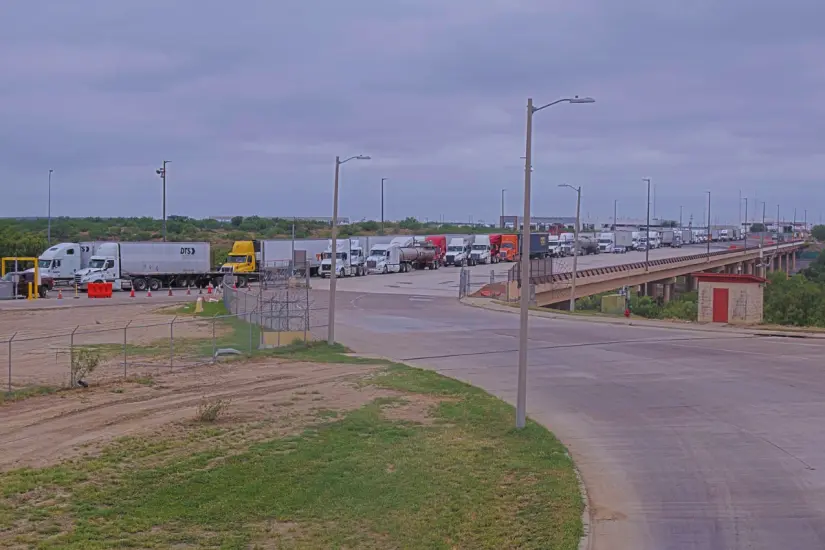 Las personas continúan haciendo fila para en cuanto se restablezca el paso | Foto: cámaras