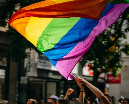 Adornos con temática LGBT+ abarrotan comercios de Mérida: estos son los artículos con más demanda
