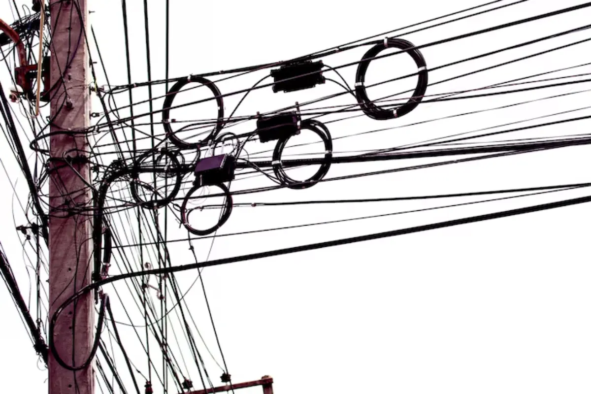 El cableado de las luminarias municipales y de las empresas de telecomunicaciones es muy apreciado por los amantes de lo ajeno. Foto: Freepik