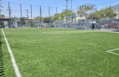 Jesús Nava rehabilita canchas deportivas en Santa Catarina
