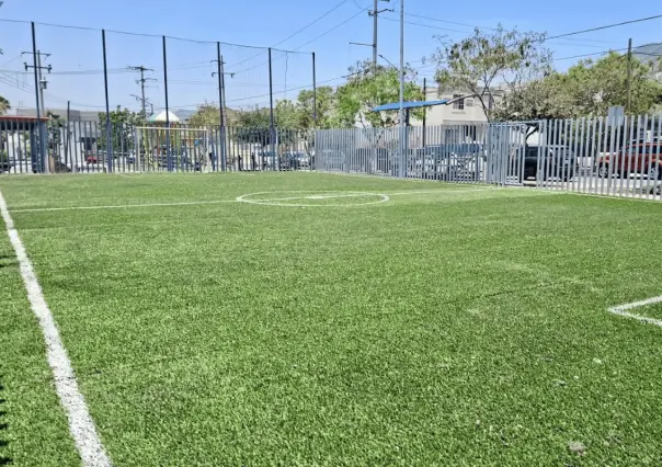 Jesús Nava rehabilita canchas deportivas en Santa Catarina