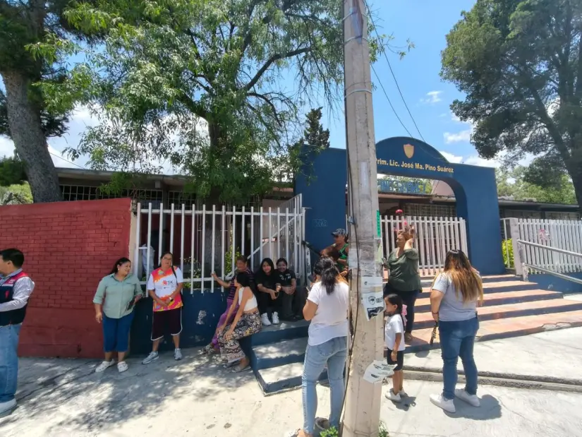 Padres tomaron la explanada de la primaria para exigir el apoyo de autoridades./Foto: Marco Juárez