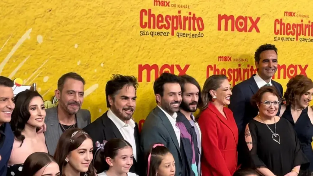 Andrea Legarreta recibe beso de "Chespirito" en alfombra negra