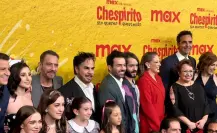 Andrea Legarreta recibe beso de “Chespirito” en alfombra negra