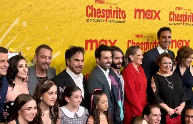 Andrea Legarreta recibe beso de "Chespirito" en alfombra negra