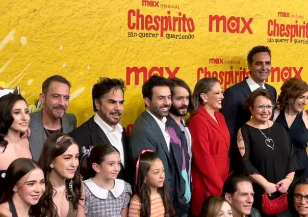 Andrea Legarreta recibe beso de "Chespirito" en alfombra negra