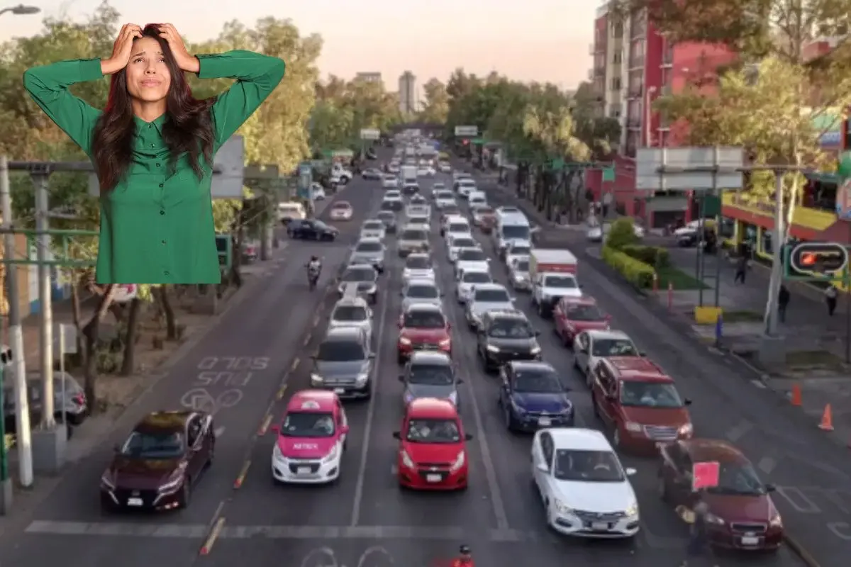 Autos afectados por una marcha en Eje Central Lázaro Cárdenas, en CDMX, mujer desesperada. Foto: X (@OVIALCDMX) | Canva