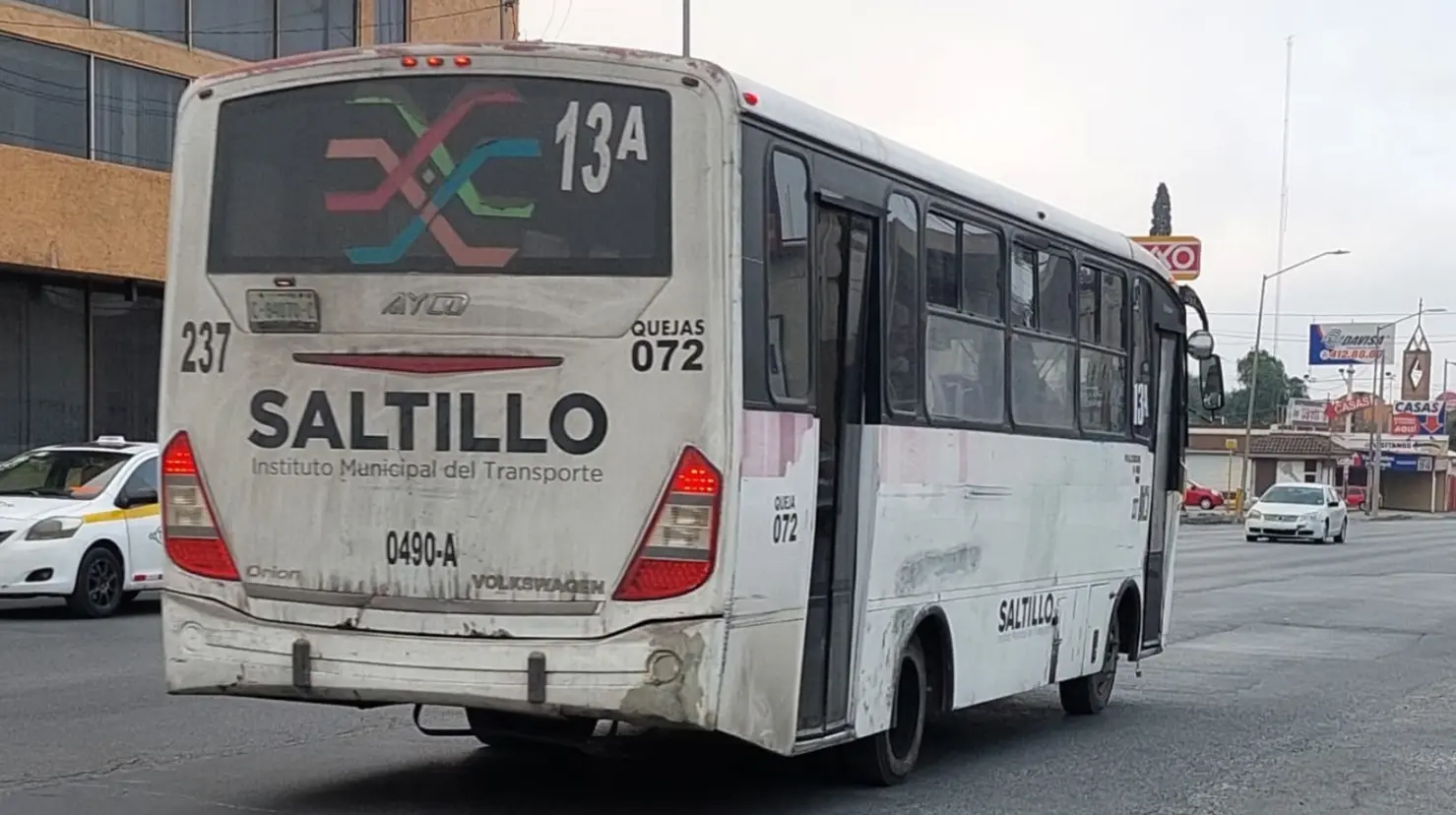 Algunos camiones del transporte público han sido captados contaminando el medio ambiente. (Fotografía: Marco Juárez)