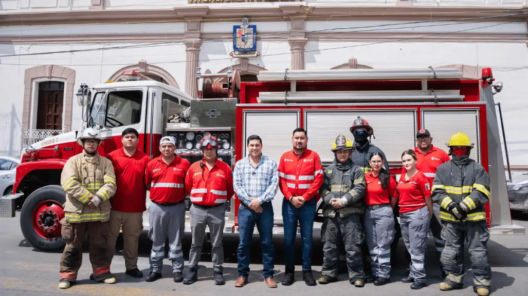 Raúl Cantú entrega nuevo camión de bomberos en Salinas Victoria