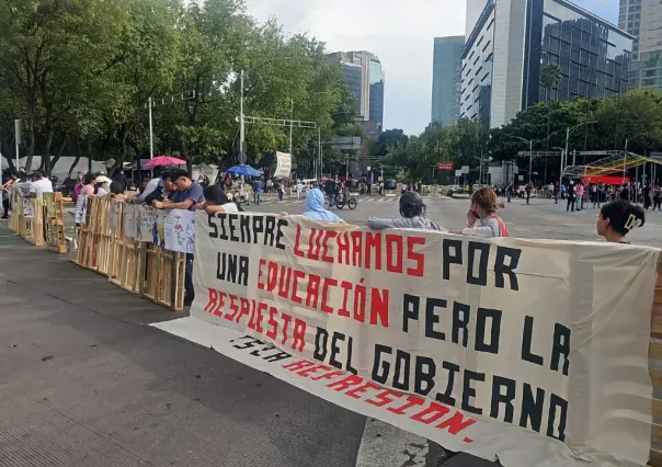 Normalistas de Chiapas instalan plantón en Paseo de la Reforma en CDMX