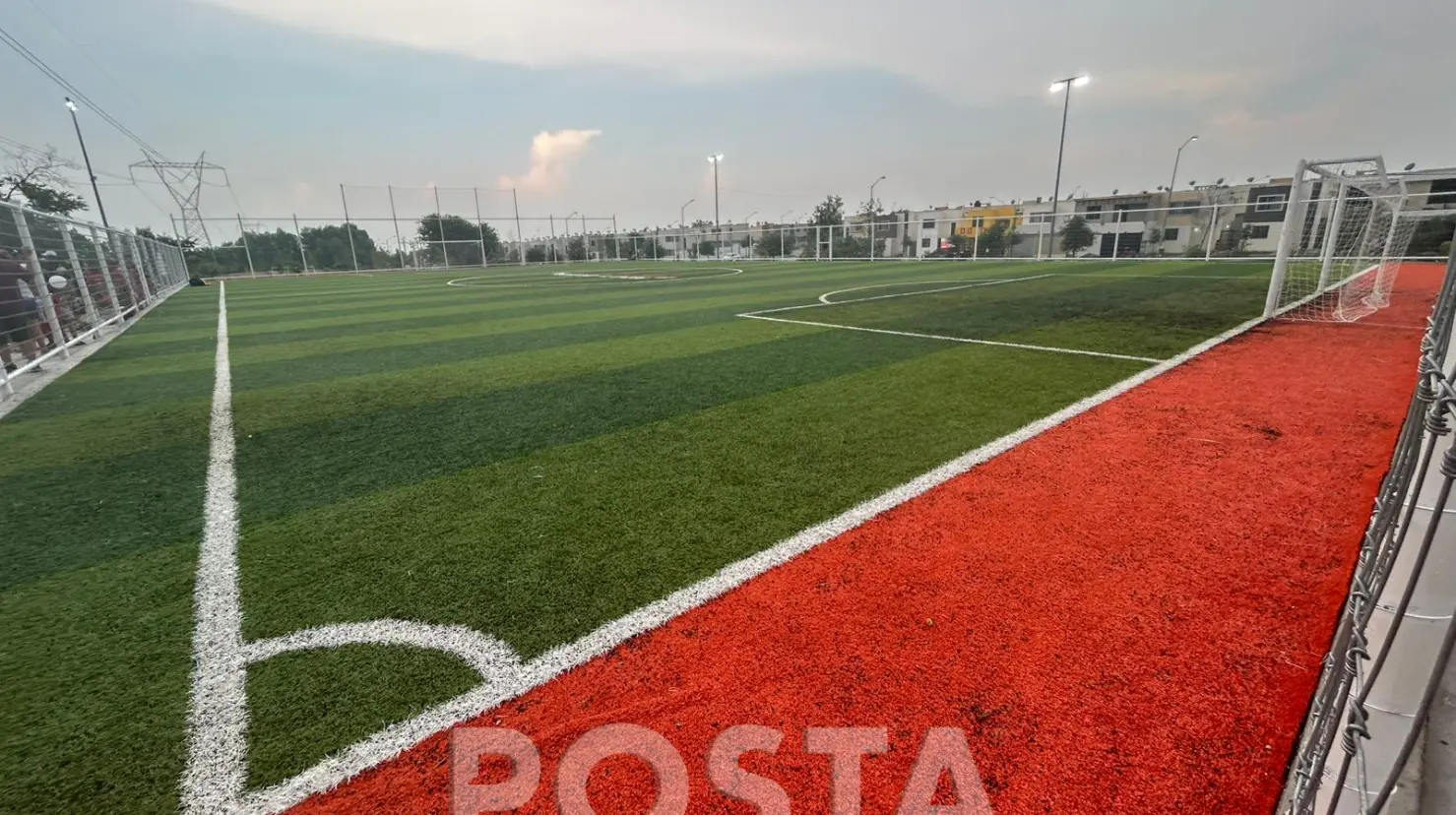 Arratia Cruz estuvo acompañado por el secretario de Obras Públicas municipal, César García, quienes cortaron el listón inaugural junto a vecinos. Foto: POSTA.