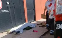 Perro resguarda el cadáver de su amo, un indigente que murió en una calle de Durango