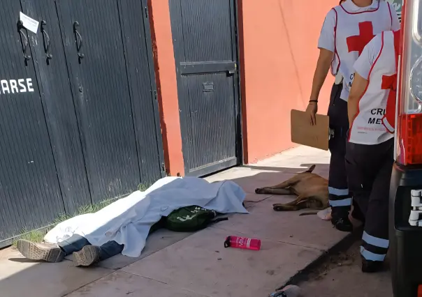 Indigente fallece en una calle de Durango y su lomito resguarda el cadáver a su lado
