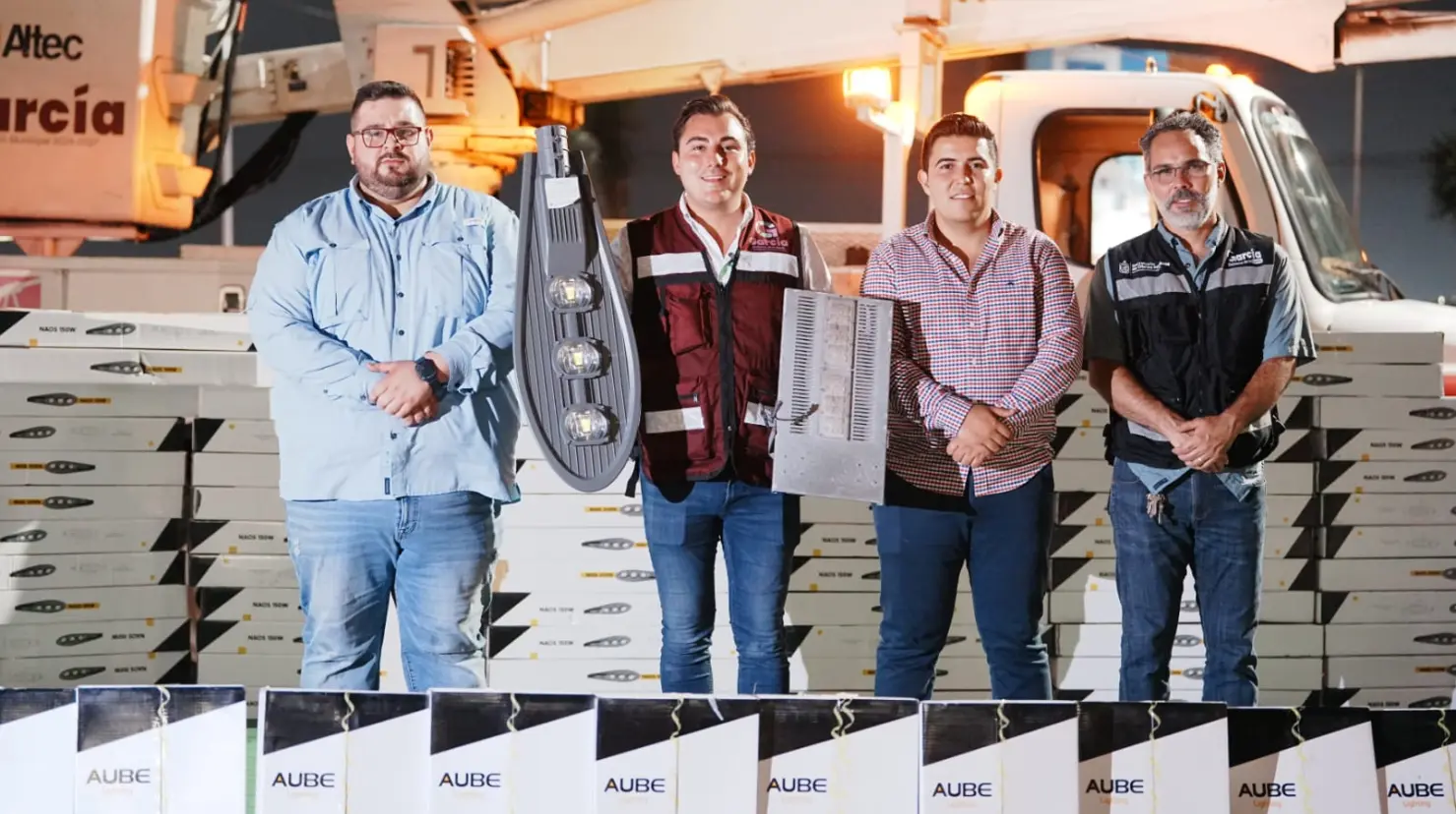 Manuel Guerra Cavazos junto a funcionarios de su gobierno para comenzar la renovación del alumbrado público en García. Foto: Gobierno de García.
