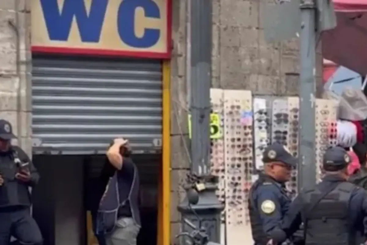 Mujer muerta en baños públicos de CDMX, Foto: Captura de pantalla.