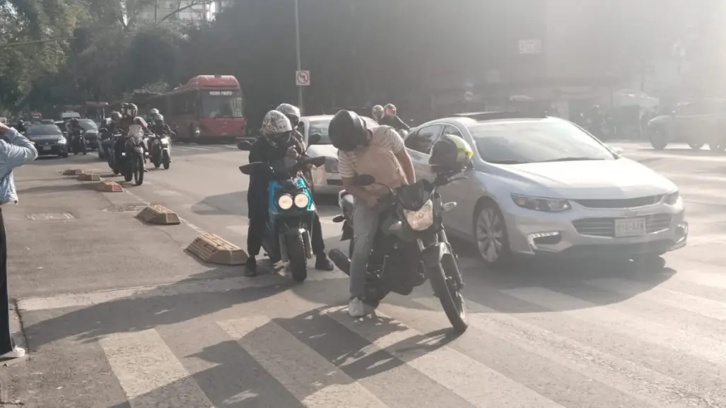 VIDEO | Por bloqueo en Paseo de la Reforma motociclistas por aplicación se vuelven mototaxis en CDMX