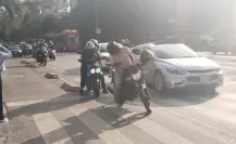 VIDEO | Por bloqueo en Paseo de la Reforma motociclistas por aplicación se vuelven mototaxis en CDMX
