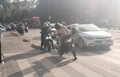 VIDEO | Por bloqueo en Paseo de la Reforma motociclistas por aplicación se vuelven mototaxis en CDMX