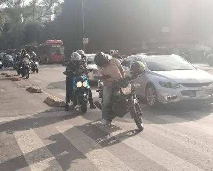 VIDEO | Por bloqueo en Paseo de la Reforma motociclistas por aplicación se vuelven mototaxis en CDMX