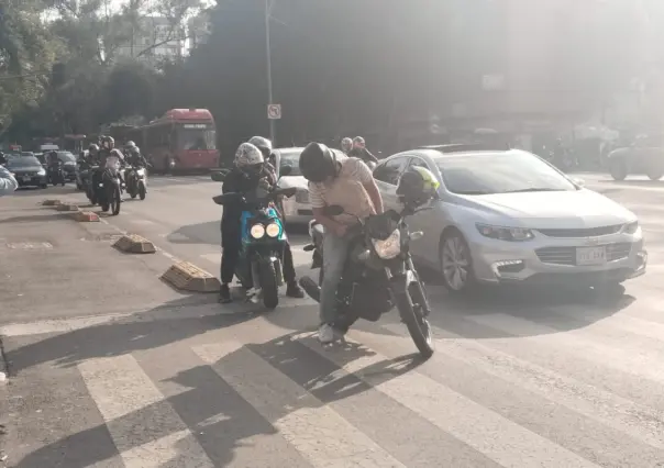 VIDEO | Por bloqueo en Paseo de la Reforma motociclistas por aplicación se vuelven mototaxis en CDMX