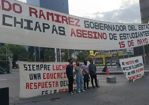 Bloqueo de normalistas en Paseo de la reforma cumple 24 horas, exigen esclarecer muerte de compañero