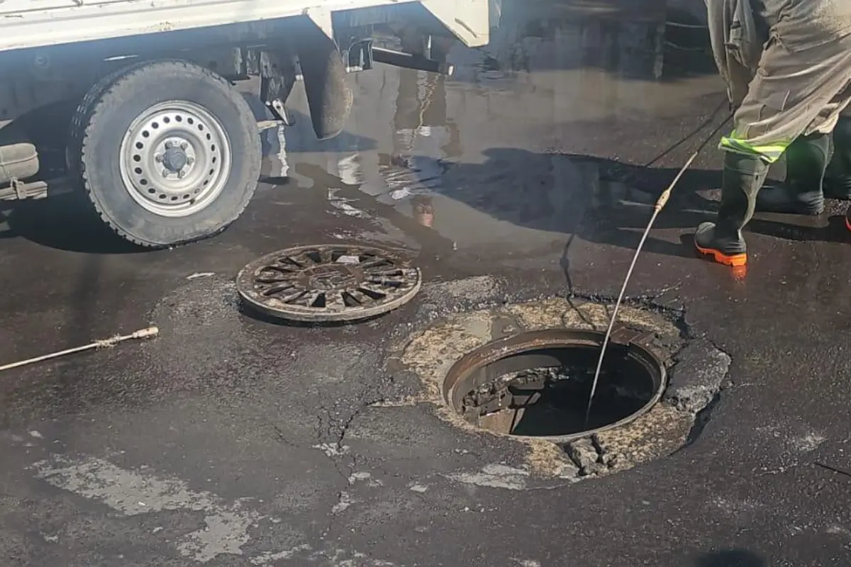 Desazolve en calle de la alcaldía Iztapalapa. Foto: Ramón Ramírez