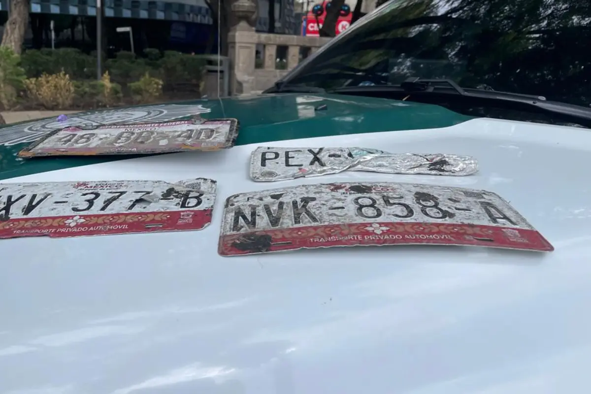 Placas encontradas en la inundación en CDMX. Foto: Iván Macías
