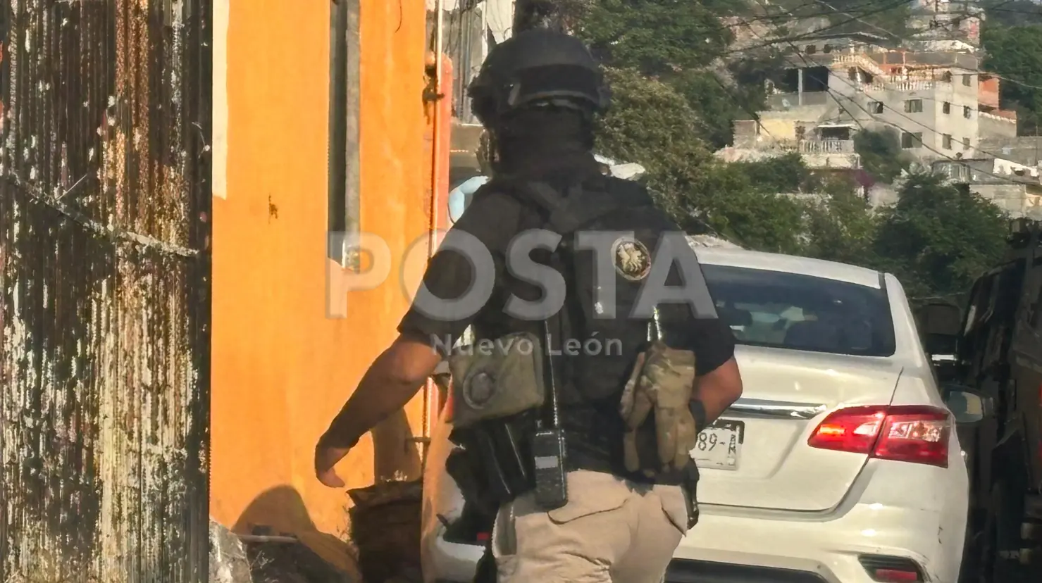 Agente ministerial de la Fiscalía General de Justicia de Nuevo León en medio del cateo al domicilio ubicado en el municipio de Monterrey. Foto: POSTA.