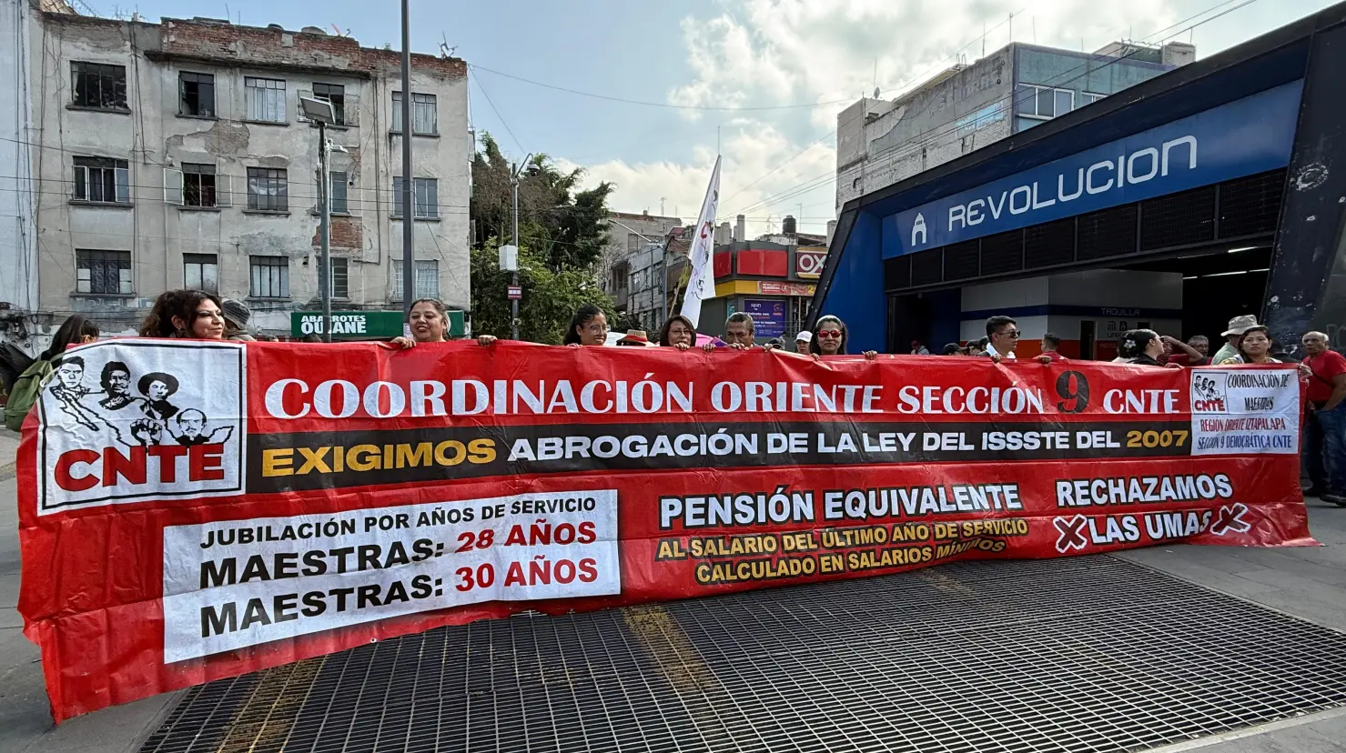 Maestros de la CNTE marchando a las oficinas del ISSSTE en CDMX.    Foto: Ramón Ramírez