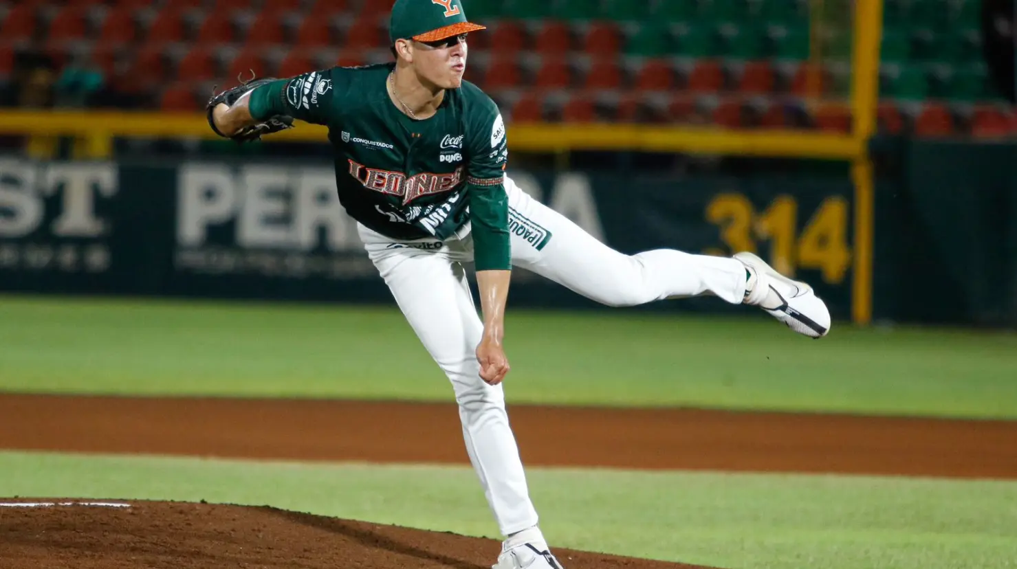 Con 16 años, Diego Serna Castelo, nacido en Ciudad Obregón, debutó ayer vistiendo el uniforme de los Leones de Yucatán y lanzando una entrada completa en la cual recibió 3 imparables y una carrera limpia.- Fuente Leones de Yucatán