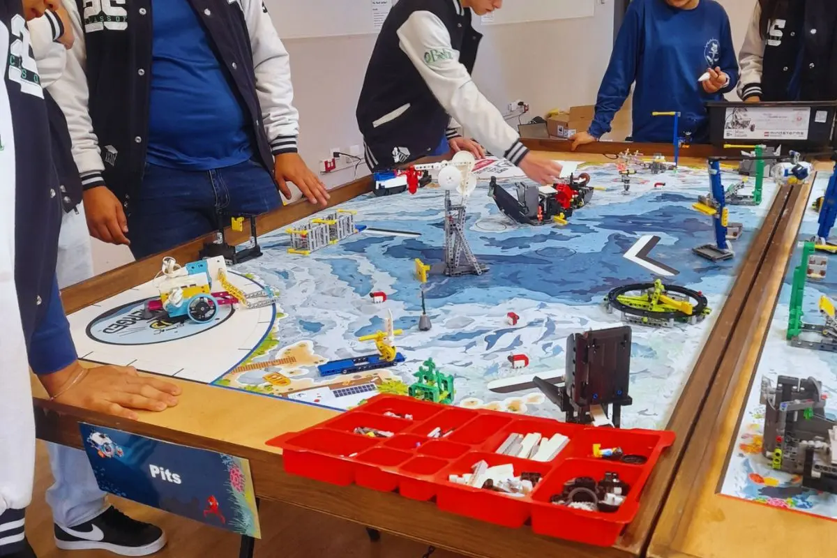 Cada alianza de la empresa LEGO en Nuevo León ha beneficiado a estudiantes y docentes Foto: Colegio Bilingüe Vista Hermosa