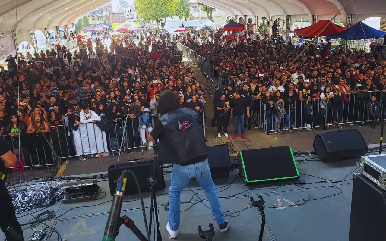 El grupo norteño Los Cadetes de Linares pondrá a bailar a Ixtapaluca este viernes durante su presentación gratuita en la feria. Foto: FB/ Feria Nacional de Ixtapaluca 2025 (Canva)