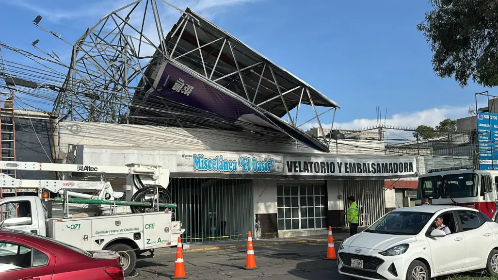 Espectacular colapsa en Edomex y deja sin luz a esta colonia de Ecatepec