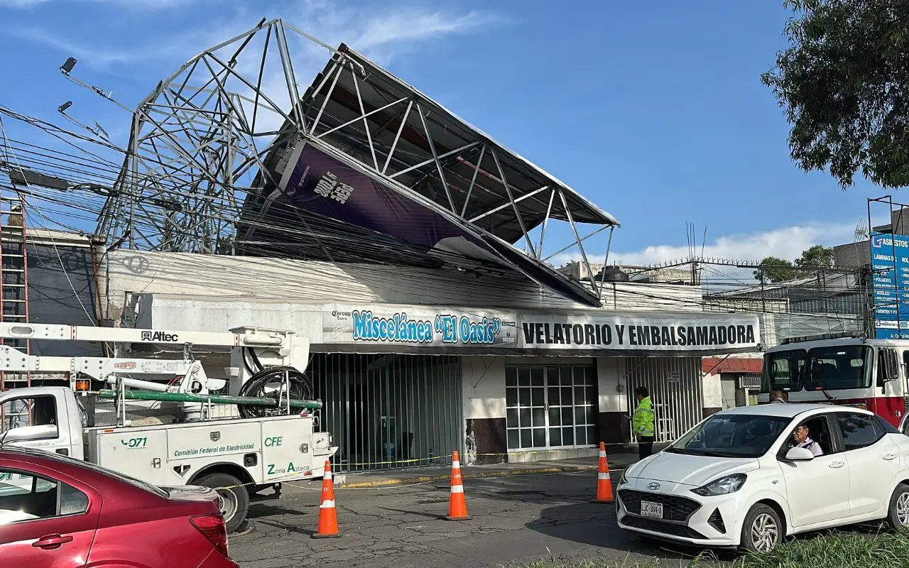 Protección Civil atiende caída de espectacular en funeraria de Ecatepec tras intensos vientos. Foto: Cortesía