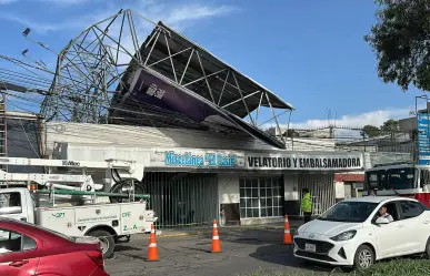 Espectacular colapsa en Edomex y deja sin luz a esta colonia de Ecatepec