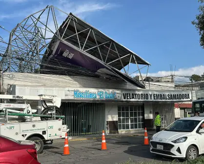 Espectacular colapsa en Edomex y deja sin luz a esta colonia de Ecatepec