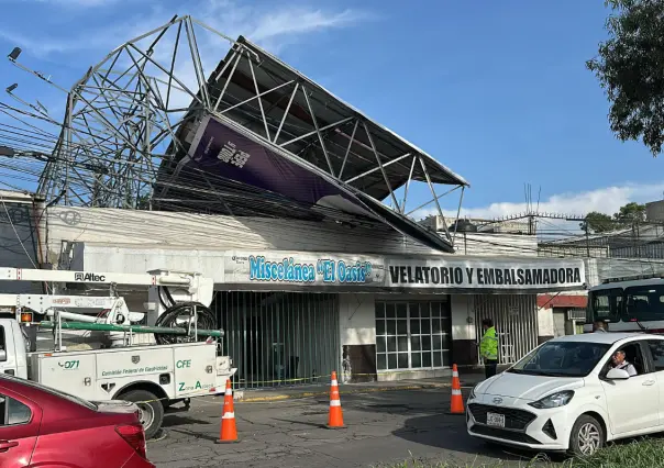 Espectacular colapsa en Edomex y deja sin luz a esta colonia de Ecatepec
