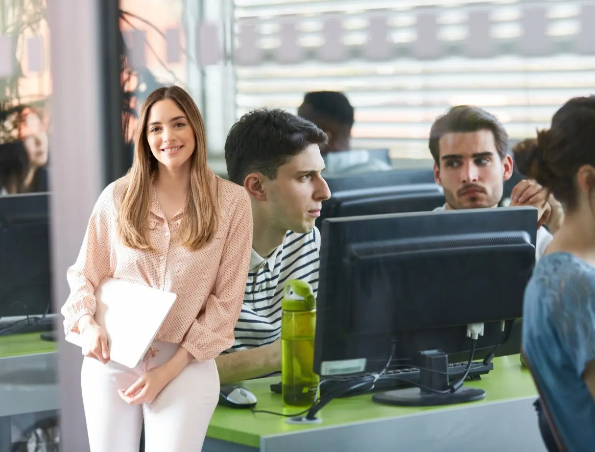 Este modelo educativo, que combina formación académica con experiencia práctica en las empresas. Foto: Canva.