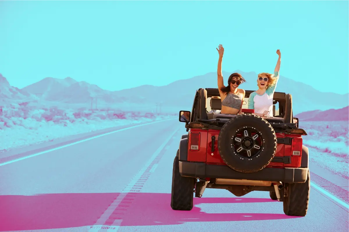 Dos jóvenes en una camioneta. Foto: Canva