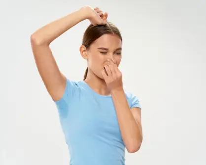 ¿Hueles mal aunque te bañes? Estos 3 malos hábitos te provocan mal olor