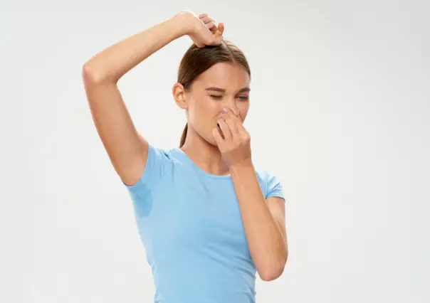 ¿Hueles mal aunque te bañes? Estos 3 malos hábitos te provocan mal olor