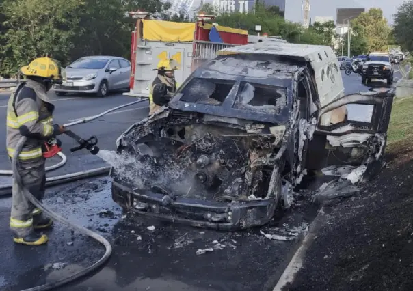 Controlan incendio de camión de valores en Valle Oriente