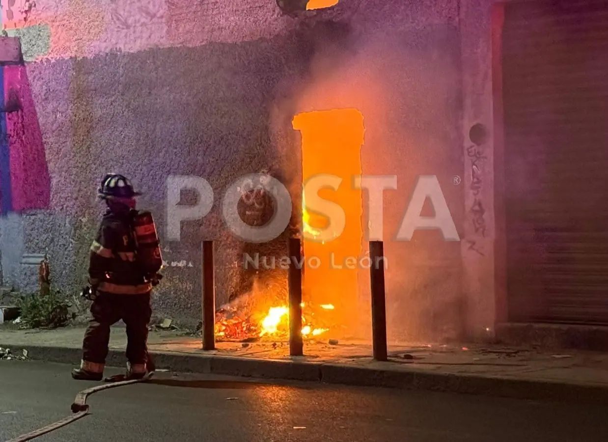 Bomberos acudieron al sitio donde comenzó el incendio en pleno corazón de la ciudad de Monterrey. Foto: POSTA.