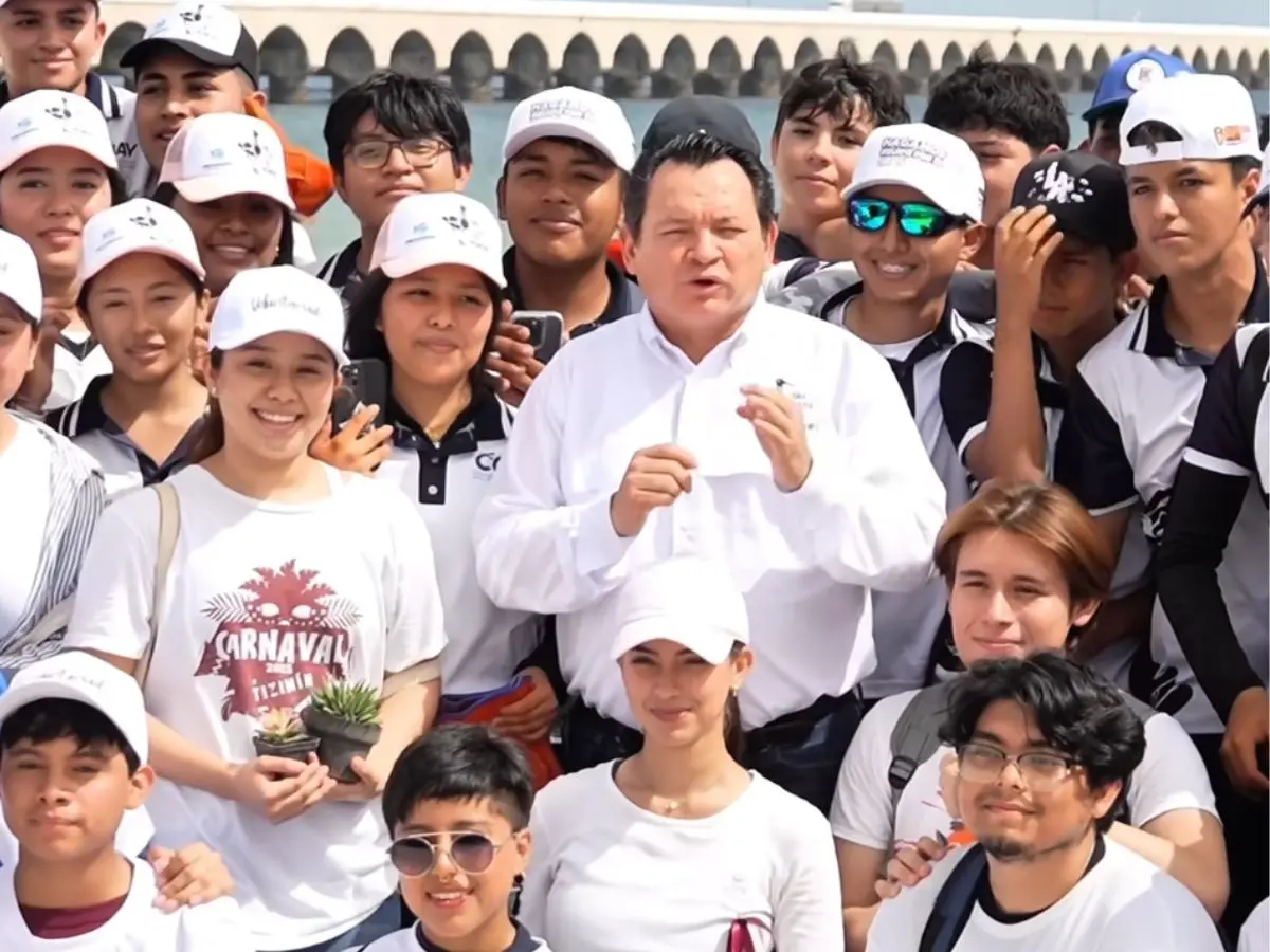 Durante un evento en Progreso, el Gobernador de Yucatán, Joaquín Díaz Mena, señaló el tema de la devastación de algunas zonas naturales como las de Sisal y destacó que caerá todo el peso de la ley.- Fuente Gobierno del Estado