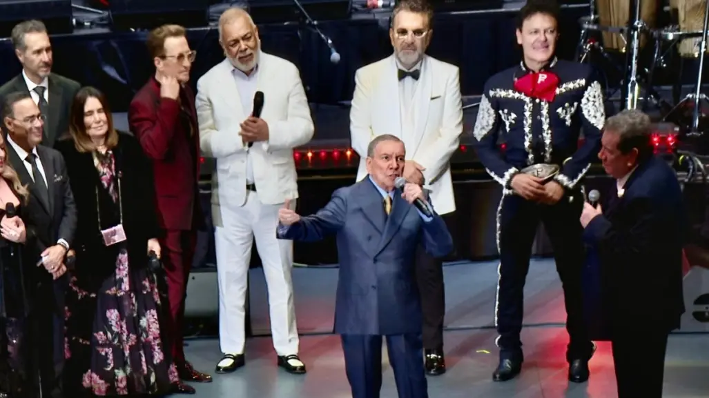 Marco Antonio Muñiz vive inolvidable homenaje