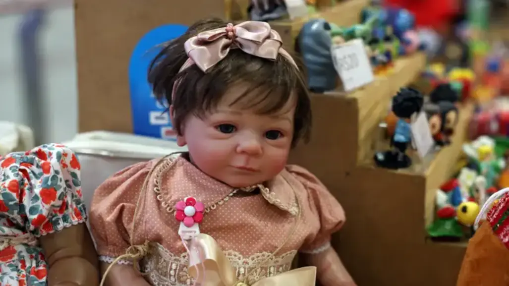 Mujer denuncia a su trabajo porque no la dejan tomar licencia para cuidar a su muñeca ´Reborn´