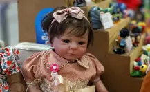 Mujer denuncia a su trabajo porque no la dejan tomar licencia para cuidar a su muñeca ‘Reborn’